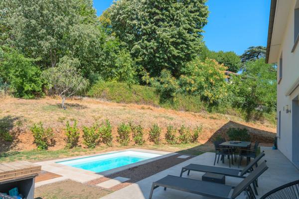 Vernaison - Maison récente contemporaine de 201 m² - Terrain de 822 m² - 4 chambres - Piscine