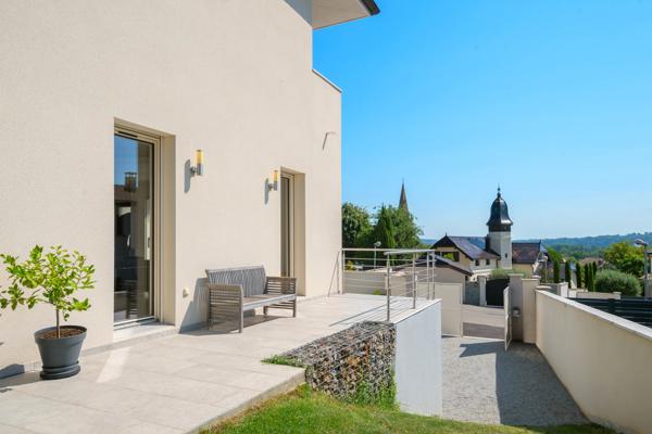 Vernaison - Maison récente contemporaine de 201 m² - Terrain de 822 m² - 4 chambres - Piscine