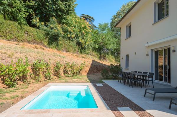 Vernaison - Maison récente contemporaine de 201 m² - Terrain de 822 m² - 4 chambres - Piscine