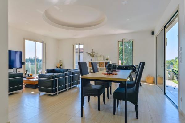 Vernaison - Maison récente contemporaine de 201 m² - Terrain de 822 m² - 4 chambres - Piscine