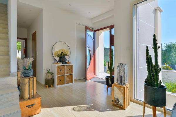 Vernaison - Maison récente contemporaine de 201 m² - Terrain de 822 m² - 4 chambres - Piscine