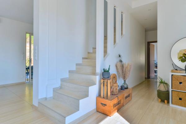 Vernaison - Maison récente contemporaine de 201 m² - Terrain de 822 m² - 4 chambres - Piscine