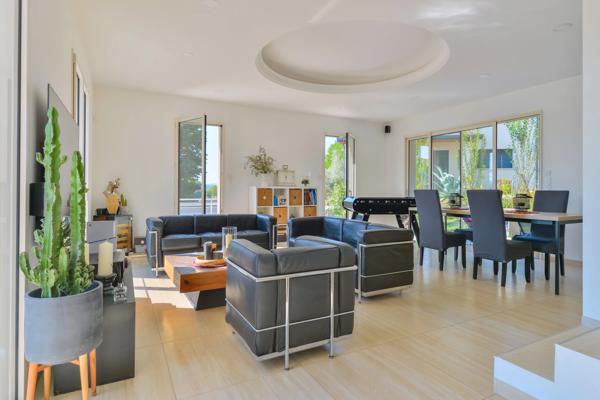 Vernaison - Maison récente contemporaine de 201 m² - Terrain de 822 m² - 4 chambres - Piscine