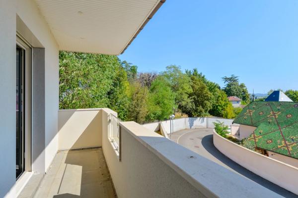 Vernaison - Maison récente contemporaine de 201 m² - Terrain de 822 m² - 4 chambres - Piscine