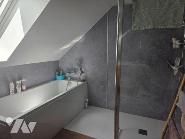 MAYENNE- Proche centre ville et grande surface, pavillon de trois chambres sur belle parcelle....