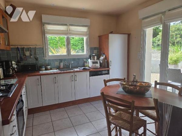 MAYENNE- Proche centre ville et grande surface, pavillon de trois chambres sur belle parcelle....