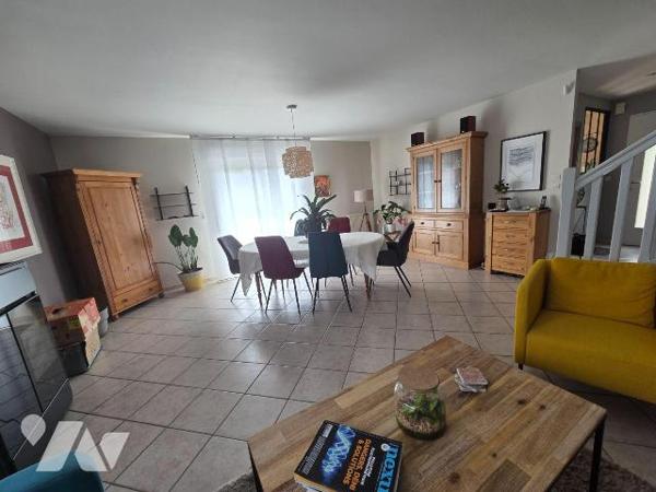 MAYENNE- Proche centre ville et grande surface, pavillon de trois chambres sur belle parcelle....