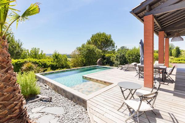 Maison rénovée avec piscine sur les hauteurs de Montrabé