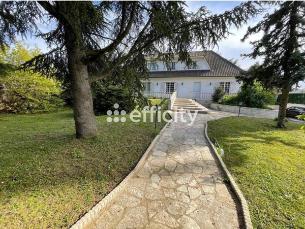 Maison
         6 pièces
        - 367 m² 593 500 € *