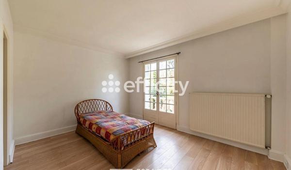 Maison
         6 pièces
        - 367 m² 593 500 € *