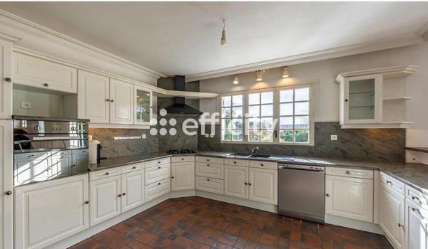 Maison
         6 pièces
        - 367 m² 593 500 € *