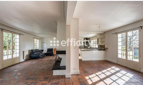 Maison
         6 pièces
        - 367 m² 593 500 € *