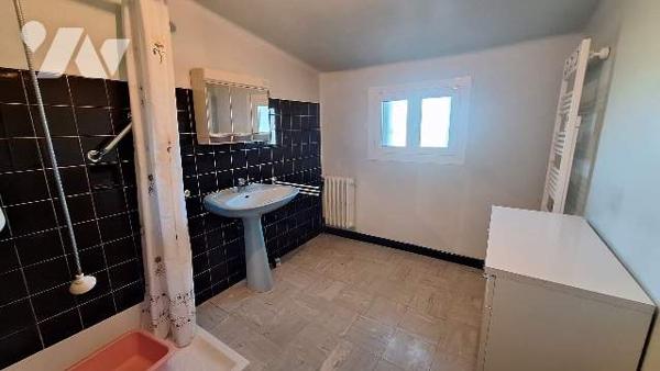 Batisse avec terrain constructible