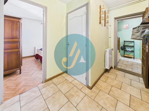 Suilly-la-Tour (58150) Maison 138m2 avec 4 chambres et dépendances au calme sur terrain clos.