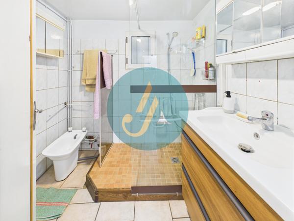 Suilly-la-Tour (58150) Maison 138m2 avec 4 chambres et dépendances au calme sur terrain clos.