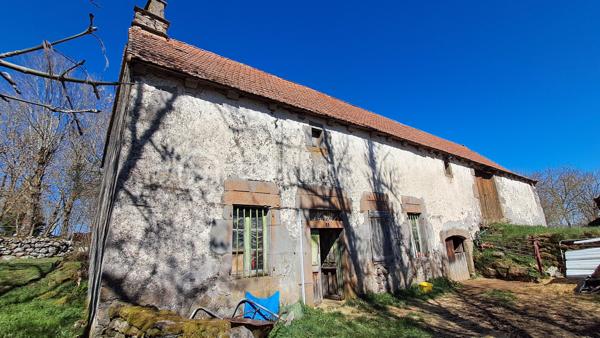 Si vous souhaitez posséder une bâtisse authentique, ce bien est fait pour vous.
Ancien corps de ferme, mémoire du labeur de la région, situé dans un lieu-dit au calme.
La maçonnerie et les poutres séparant l'étable de la grange sont en bon état, peu d'humidité dans le bâtiment.
Le toit est à évaluer, avec des travaux à prévoir.
Ce corps de ferme à petit prix, nécessitera un bon budget travaux.
Dimension de la bâtisse 25 m de long sur 8 m de large sur 2 niveaux avec une surface exploitable de 360 m² environ, de quoi laisser libre cours à son imagination pour l'aménagement.