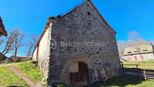 Si vous souhaitez posséder une bâtisse authentique, ce bien est fait pour vous.
Ancien corps de ferme, mémoire du labeur de la région, situé dans un lieu-dit au calme.
La maçonnerie et les poutres séparant l'étable de la grange sont en bon état, peu d'humidité dans le bâtiment.
Le toit est à évaluer, avec des travaux à prévoir.
Ce corps de ferme à petit prix, nécessitera un bon budget travaux.
Dimension de la bâtisse 25 m de long sur 8 m de large sur 2 niveaux avec une surface exploitable de 360 m² environ, de quoi laisser libre cours à son imagination pour l'aménagement.