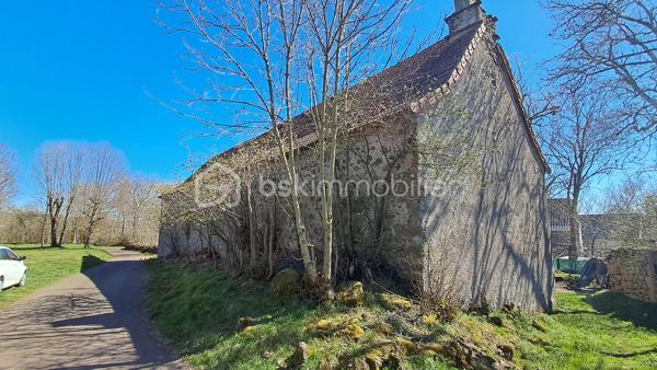 Si vous souhaitez posséder une bâtisse authentique, ce bien est fait pour vous.
Ancien corps de ferme, mémoire du labeur de la région, situé dans un lieu-dit au calme.
La maçonnerie et les poutres séparant l'étable de la grange sont en bon état, peu d'humidité dans le bâtiment.
Le toit est à évaluer, avec des travaux à prévoir.
Ce corps de ferme à petit prix, nécessitera un bon budget travaux.
Dimension de la bâtisse 25 m de long sur 8 m de large sur 2 niveaux avec une surface exploitable de 360 m² environ, de quoi laisser libre cours à son imagination pour l'aménagement.