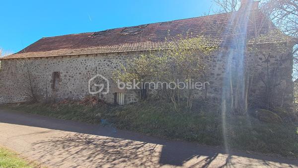 Si vous souhaitez posséder une bâtisse authentique, ce bien est fait pour vous.
Ancien corps de ferme, mémoire du labeur de la région, situé dans un lieu-dit au calme.
La maçonnerie et les poutres séparant l'étable de la grange sont en bon état, peu d'humidité dans le bâtiment.
Le toit est à évaluer, avec des travaux à prévoir.
Ce corps de ferme à petit prix, nécessitera un bon budget travaux.
Dimension de la bâtisse 25 m de long sur 8 m de large sur 2 niveaux avec une surface exploitable de 360 m² environ, de quoi laisser libre cours à son imagination pour l'aménagement.