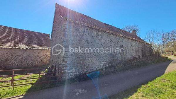 Si vous souhaitez posséder une bâtisse authentique, ce bien est fait pour vous.
Ancien corps de ferme, mémoire du labeur de la région, situé dans un lieu-dit au calme.
La maçonnerie et les poutres séparant l'étable de la grange sont en bon état, peu d'humidité dans le bâtiment.
Le toit est à évaluer, avec des travaux à prévoir.
Ce corps de ferme à petit prix, nécessitera un bon budget travaux.
Dimension de la bâtisse 25 m de long sur 8 m de large sur 2 niveaux avec une surface exploitable de 360 m² environ, de quoi laisser libre cours à son imagination pour l'aménagement.