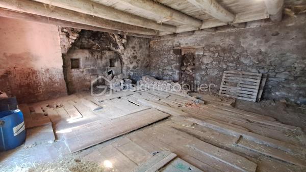 Si vous souhaitez posséder une bâtisse authentique, ce bien est fait pour vous.
Ancien corps de ferme, mémoire du labeur de la région, situé dans un lieu-dit au calme.
La maçonnerie et les poutres séparant l'étable de la grange sont en bon état, peu d'humidité dans le bâtiment.
Le toit est à évaluer, avec des travaux à prévoir.
Ce corps de ferme à petit prix, nécessitera un bon budget travaux.
Dimension de la bâtisse 25 m de long sur 8 m de large sur 2 niveaux avec une surface exploitable de 360 m² environ, de quoi laisser libre cours à son imagination pour l'aménagement.