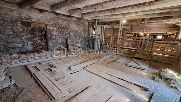 Si vous souhaitez posséder une bâtisse authentique, ce bien est fait pour vous.
Ancien corps de ferme, mémoire du labeur de la région, situé dans un lieu-dit au calme.
La maçonnerie et les poutres séparant l'étable de la grange sont en bon état, peu d'humidité dans le bâtiment.
Le toit est à évaluer, avec des travaux à prévoir.
Ce corps de ferme à petit prix, nécessitera un bon budget travaux.
Dimension de la bâtisse 25 m de long sur 8 m de large sur 2 niveaux avec une surface exploitable de 360 m² environ, de quoi laisser libre cours à son imagination pour l'aménagement.