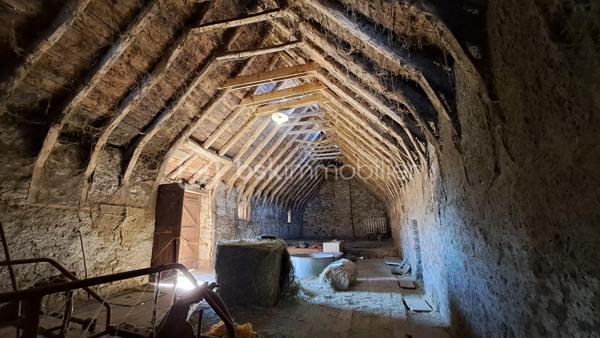Si vous souhaitez posséder une bâtisse authentique, ce bien est fait pour vous.
Ancien corps de ferme, mémoire du labeur de la région, situé dans un lieu-dit au calme.
La maçonnerie et les poutres séparant l'étable de la grange sont en bon état, peu d'humidité dans le bâtiment.
Le toit est à évaluer, avec des travaux à prévoir.
Ce corps de ferme à petit prix, nécessitera un bon budget travaux.
Dimension de la bâtisse 25 m de long sur 8 m de large sur 2 niveaux avec une surface exploitable de 360 m² environ, de quoi laisser libre cours à son imagination pour l'aménagement.