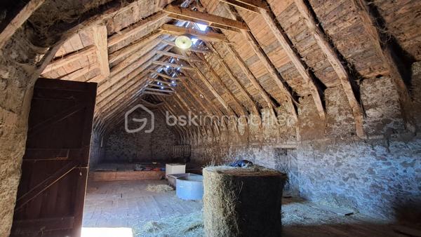 Si vous souhaitez posséder une bâtisse authentique, ce bien est fait pour vous.
Ancien corps de ferme, mémoire du labeur de la région, situé dans un lieu-dit au calme.
La maçonnerie et les poutres séparant l'étable de la grange sont en bon état, peu d'humidité dans le bâtiment.
Le toit est à évaluer, avec des travaux à prévoir.
Ce corps de ferme à petit prix, nécessitera un bon budget travaux.
Dimension de la bâtisse 25 m de long sur 8 m de large sur 2 niveaux avec une surface exploitable de 360 m² environ, de quoi laisser libre cours à son imagination pour l'aménagement.