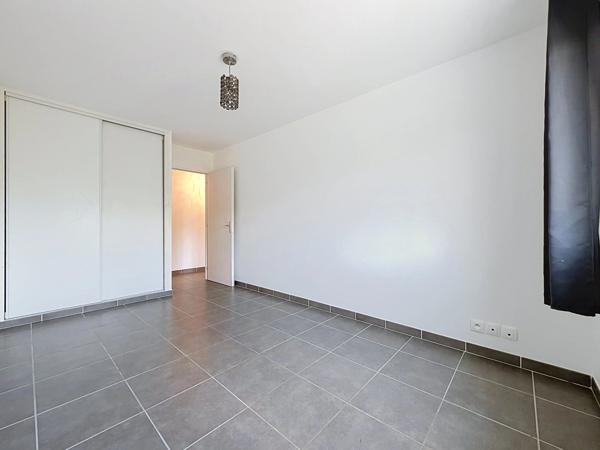 GIGNAC (34) Maison à vendre 4 pièces de plain pied 92 m2, 250 m2 de terrain, garage, parking.