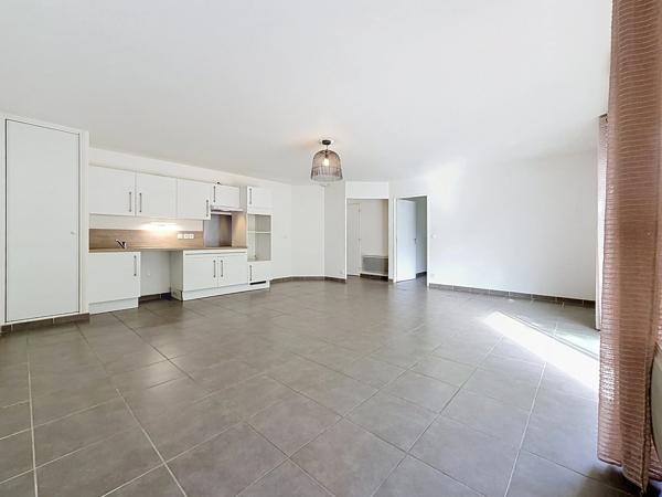 GIGNAC (34) Maison à vendre 4 pièces de plain pied 92 m2, 250 m2 de terrain, garage, parking.