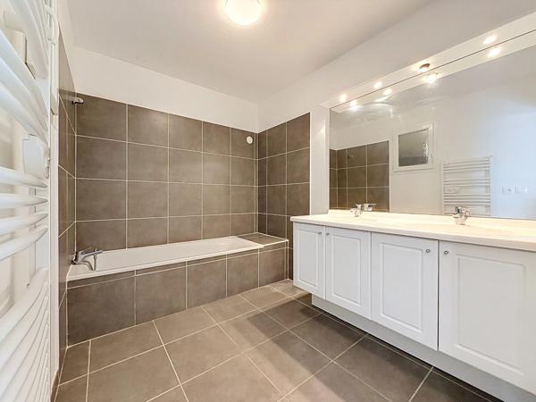 GIGNAC (34) Maison à vendre 4 pièces de plain pied 92 m2, 250 m2 de terrain, garage, parking.