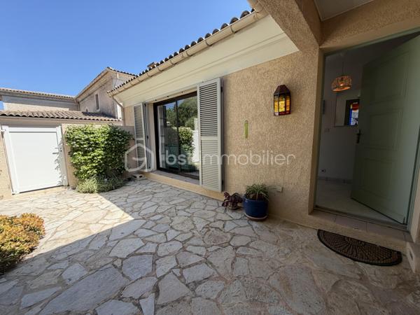**CO- EXCLUSIVITÉ**  Villa-patio de plain-pied, 2 parking privatifs,  terrasse, patio et aperçu mer.


Dans le très prisé Domaine des Hauts de Vaugrenier, découvrez cette charmante villa-patio 3 pièces de plain-pied d’environ 70 m², située au calme, dans un environnement verdoyant et recherché.


La maison offre un séjour traversant ouvert sur deux beaux extérieurs : un patio d’environ 22 m² exposé Est et Sud, ainsi qu’une terrasse d’environ 28 m² exposée Sud et Ouest, avec vue dégagée sur la verdure, le parc et aperçu mer. Un grand store banne électrique permet de profiter agréablement de la terrasse lors des journées ensoleillées.

La cuisine ouverte, récente, aménagée et équipée, s’intègre parfaitement à la pièce de vie.

Côté nuit, vous disposez de deux chambres avec placards (12.5m² et 11.60m²), dont une chambre principale avec salle de douche attenante et accès à la terrasse. Une seconde salle de douche et un WC indépendant complètent l’ensemble.

Deux stationnements extérieurs privatifs, situés à proximité de la maison, viennent compléter ce bien.

À quelques pas, vous profiterez d’une grande piscine, de deux courts de tennis, d'un espace fitness en plein air, d’une table de ping-pong et d’un boulodrome.
Bus scolaire.

Un bien rare dans l’un des domaines les plus recherchés de Villeneuve-Loubet, idéal pour profiter d’un cadre de vie calme, sécurisé et verdoyant.
Accès directe autoroute. 


Pour ceux qui ne connaissent pas encore Les Hauts de Vaugrenier…

Les Hauts de Vaugrenier constituent l’un des domaines résidentiels privés les plus recherchés de Villeneuve-Loubet. Niché dans un vaste parc arboré de plus de 130 hectares, le domaine regroupe environ 1 500 villas et appartements, répartis dans un environnement verdoyant haut de gamme, calme et préservé.

Pensé comme un véritable lieu de vie, le domaine offre à ses résidents un cadre rare sur la Côte d’Azur : sécurité 24h/24h, espaces paysagers, 3 lacs, équipements sportifs, piscine, tennis, 2 terrains de padel, 1 restaurant, 1 pool house, différents commerces et services de proximité.

La résidence est également appréciée pour sa qualité de vie sereine et familiale. Des transports scolaires sont organisés depuis le domaine, avec des arrêts sécurisés, notamment pour les enfants scolarisés en maternelle et en primaire.

Un cadre de vie privilégié, entre nature, confort et sécurité, à seulement quelques minutes des plages, des accès routiers et des principaux pôles de la Côte d’Azur.