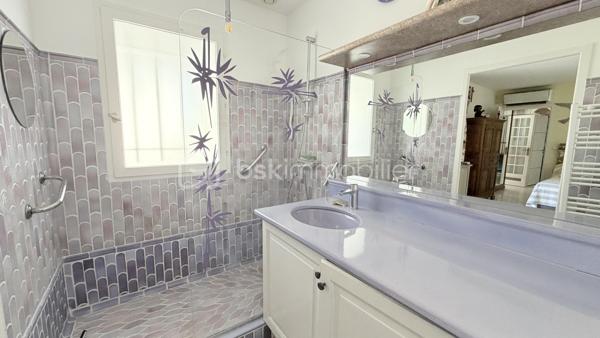 **CO- EXCLUSIVITÉ**  Villa-patio de plain-pied, 2 parking privatifs,  terrasse, patio et aperçu mer.


Dans le très prisé Domaine des Hauts de Vaugrenier, découvrez cette charmante villa-patio 3 pièces de plain-pied d’environ 70 m², située au calme, dans un environnement verdoyant et recherché.


La maison offre un séjour traversant ouvert sur deux beaux extérieurs : un patio d’environ 22 m² exposé Est et Sud, ainsi qu’une terrasse d’environ 28 m² exposée Sud et Ouest, avec vue dégagée sur la verdure, le parc et aperçu mer. Un grand store banne électrique permet de profiter agréablement de la terrasse lors des journées ensoleillées.

La cuisine ouverte, récente, aménagée et équipée, s’intègre parfaitement à la pièce de vie.

Côté nuit, vous disposez de deux chambres avec placards (12.5m² et 11.60m²), dont une chambre principale avec salle de douche attenante et accès à la terrasse. Une seconde salle de douche et un WC indépendant complètent l’ensemble.

Deux stationnements extérieurs privatifs, situés à proximité de la maison, viennent compléter ce bien.

À quelques pas, vous profiterez d’une grande piscine, de deux courts de tennis, d'un espace fitness en plein air, d’une table de ping-pong et d’un boulodrome.
Bus scolaire.

Un bien rare dans l’un des domaines les plus recherchés de Villeneuve-Loubet, idéal pour profiter d’un cadre de vie calme, sécurisé et verdoyant.
Accès directe autoroute. 


Pour ceux qui ne connaissent pas encore Les Hauts de Vaugrenier…

Les Hauts de Vaugrenier constituent l’un des domaines résidentiels privés les plus recherchés de Villeneuve-Loubet. Niché dans un vaste parc arboré de plus de 130 hectares, le domaine regroupe environ 1 500 villas et appartements, répartis dans un environnement verdoyant haut de gamme, calme et préservé.

Pensé comme un véritable lieu de vie, le domaine offre à ses résidents un cadre rare sur la Côte d’Azur : sécurité 24h/24h, espaces paysagers, 3 lacs, équipements sportifs, piscine, tennis, 2 terrains de padel, 1 restaurant, 1 pool house, différents commerces et services de proximité.

La résidence est également appréciée pour sa qualité de vie sereine et familiale. Des transports scolaires sont organisés depuis le domaine, avec des arrêts sécurisés, notamment pour les enfants scolarisés en maternelle et en primaire.

Un cadre de vie privilégié, entre nature, confort et sécurité, à seulement quelques minutes des plages, des accès routiers et des principaux pôles de la Côte d’Azur.