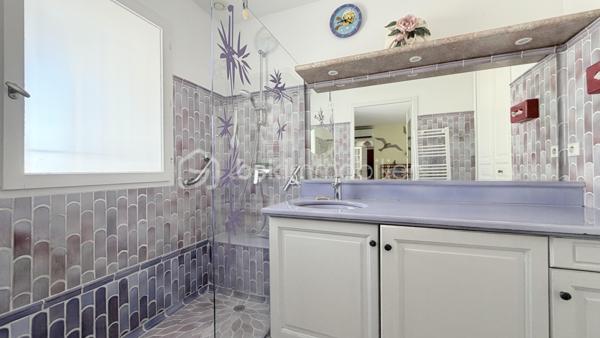 **CO- EXCLUSIVITÉ**  Villa-patio de plain-pied, 2 parking privatifs,  terrasse, patio et aperçu mer.


Dans le très prisé Domaine des Hauts de Vaugrenier, découvrez cette charmante villa-patio 3 pièces de plain-pied d’environ 70 m², située au calme, dans un environnement verdoyant et recherché.


La maison offre un séjour traversant ouvert sur deux beaux extérieurs : un patio d’environ 22 m² exposé Est et Sud, ainsi qu’une terrasse d’environ 28 m² exposée Sud et Ouest, avec vue dégagée sur la verdure, le parc et aperçu mer. Un grand store banne électrique permet de profiter agréablement de la terrasse lors des journées ensoleillées.

La cuisine ouverte, récente, aménagée et équipée, s’intègre parfaitement à la pièce de vie.

Côté nuit, vous disposez de deux chambres avec placards (12.5m² et 11.60m²), dont une chambre principale avec salle de douche attenante et accès à la terrasse. Une seconde salle de douche et un WC indépendant complètent l’ensemble.

Deux stationnements extérieurs privatifs, situés à proximité de la maison, viennent compléter ce bien.

À quelques pas, vous profiterez d’une grande piscine, de deux courts de tennis, d'un espace fitness en plein air, d’une table de ping-pong et d’un boulodrome.
Bus scolaire.

Un bien rare dans l’un des domaines les plus recherchés de Villeneuve-Loubet, idéal pour profiter d’un cadre de vie calme, sécurisé et verdoyant.
Accès directe autoroute. 


Pour ceux qui ne connaissent pas encore Les Hauts de Vaugrenier…

Les Hauts de Vaugrenier constituent l’un des domaines résidentiels privés les plus recherchés de Villeneuve-Loubet. Niché dans un vaste parc arboré de plus de 130 hectares, le domaine regroupe environ 1 500 villas et appartements, répartis dans un environnement verdoyant haut de gamme, calme et préservé.

Pensé comme un véritable lieu de vie, le domaine offre à ses résidents un cadre rare sur la Côte d’Azur : sécurité 24h/24h, espaces paysagers, 3 lacs, équipements sportifs, piscine, tennis, 2 terrains de padel, 1 restaurant, 1 pool house, différents commerces et services de proximité.

La résidence est également appréciée pour sa qualité de vie sereine et familiale. Des transports scolaires sont organisés depuis le domaine, avec des arrêts sécurisés, notamment pour les enfants scolarisés en maternelle et en primaire.

Un cadre de vie privilégié, entre nature, confort et sécurité, à seulement quelques minutes des plages, des accès routiers et des principaux pôles de la Côte d’Azur.