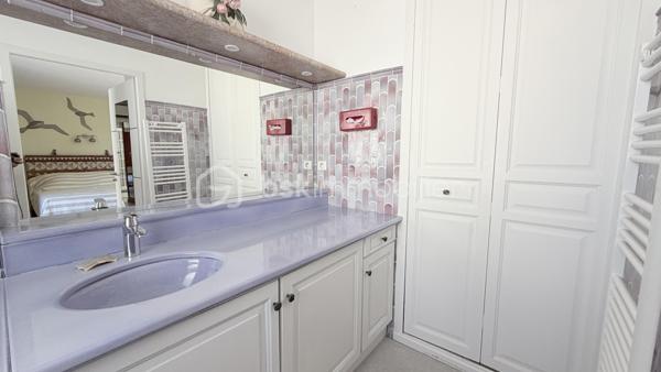 **CO- EXCLUSIVITÉ**  Villa-patio de plain-pied, 2 parking privatifs,  terrasse, patio et aperçu mer.


Dans le très prisé Domaine des Hauts de Vaugrenier, découvrez cette charmante villa-patio 3 pièces de plain-pied d’environ 70 m², située au calme, dans un environnement verdoyant et recherché.


La maison offre un séjour traversant ouvert sur deux beaux extérieurs : un patio d’environ 22 m² exposé Est et Sud, ainsi qu’une terrasse d’environ 28 m² exposée Sud et Ouest, avec vue dégagée sur la verdure, le parc et aperçu mer. Un grand store banne électrique permet de profiter agréablement de la terrasse lors des journées ensoleillées.

La cuisine ouverte, récente, aménagée et équipée, s’intègre parfaitement à la pièce de vie.

Côté nuit, vous disposez de deux chambres avec placards (12.5m² et 11.60m²), dont une chambre principale avec salle de douche attenante et accès à la terrasse. Une seconde salle de douche et un WC indépendant complètent l’ensemble.

Deux stationnements extérieurs privatifs, situés à proximité de la maison, viennent compléter ce bien.

À quelques pas, vous profiterez d’une grande piscine, de deux courts de tennis, d'un espace fitness en plein air, d’une table de ping-pong et d’un boulodrome.
Bus scolaire.

Un bien rare dans l’un des domaines les plus recherchés de Villeneuve-Loubet, idéal pour profiter d’un cadre de vie calme, sécurisé et verdoyant.
Accès directe autoroute. 


Pour ceux qui ne connaissent pas encore Les Hauts de Vaugrenier…

Les Hauts de Vaugrenier constituent l’un des domaines résidentiels privés les plus recherchés de Villeneuve-Loubet. Niché dans un vaste parc arboré de plus de 130 hectares, le domaine regroupe environ 1 500 villas et appartements, répartis dans un environnement verdoyant haut de gamme, calme et préservé.

Pensé comme un véritable lieu de vie, le domaine offre à ses résidents un cadre rare sur la Côte d’Azur : sécurité 24h/24h, espaces paysagers, 3 lacs, équipements sportifs, piscine, tennis, 2 terrains de padel, 1 restaurant, 1 pool house, différents commerces et services de proximité.

La résidence est également appréciée pour sa qualité de vie sereine et familiale. Des transports scolaires sont organisés depuis le domaine, avec des arrêts sécurisés, notamment pour les enfants scolarisés en maternelle et en primaire.

Un cadre de vie privilégié, entre nature, confort et sécurité, à seulement quelques minutes des plages, des accès routiers et des principaux pôles de la Côte d’Azur.