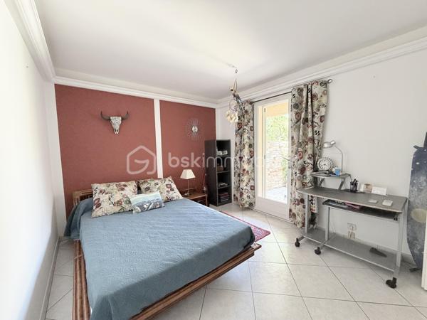 **CO- EXCLUSIVITÉ**  Villa-patio de plain-pied, 2 parking privatifs,  terrasse, patio et aperçu mer.


Dans le très prisé Domaine des Hauts de Vaugrenier, découvrez cette charmante villa-patio 3 pièces de plain-pied d’environ 70 m², située au calme, dans un environnement verdoyant et recherché.


La maison offre un séjour traversant ouvert sur deux beaux extérieurs : un patio d’environ 22 m² exposé Est et Sud, ainsi qu’une terrasse d’environ 28 m² exposée Sud et Ouest, avec vue dégagée sur la verdure, le parc et aperçu mer. Un grand store banne électrique permet de profiter agréablement de la terrasse lors des journées ensoleillées.

La cuisine ouverte, récente, aménagée et équipée, s’intègre parfaitement à la pièce de vie.

Côté nuit, vous disposez de deux chambres avec placards (12.5m² et 11.60m²), dont une chambre principale avec salle de douche attenante et accès à la terrasse. Une seconde salle de douche et un WC indépendant complètent l’ensemble.

Deux stationnements extérieurs privatifs, situés à proximité de la maison, viennent compléter ce bien.

À quelques pas, vous profiterez d’une grande piscine, de deux courts de tennis, d'un espace fitness en plein air, d’une table de ping-pong et d’un boulodrome.
Bus scolaire.

Un bien rare dans l’un des domaines les plus recherchés de Villeneuve-Loubet, idéal pour profiter d’un cadre de vie calme, sécurisé et verdoyant.
Accès directe autoroute. 


Pour ceux qui ne connaissent pas encore Les Hauts de Vaugrenier…

Les Hauts de Vaugrenier constituent l’un des domaines résidentiels privés les plus recherchés de Villeneuve-Loubet. Niché dans un vaste parc arboré de plus de 130 hectares, le domaine regroupe environ 1 500 villas et appartements, répartis dans un environnement verdoyant haut de gamme, calme et préservé.

Pensé comme un véritable lieu de vie, le domaine offre à ses résidents un cadre rare sur la Côte d’Azur : sécurité 24h/24h, espaces paysagers, 3 lacs, équipements sportifs, piscine, tennis, 2 terrains de padel, 1 restaurant, 1 pool house, différents commerces et services de proximité.

La résidence est également appréciée pour sa qualité de vie sereine et familiale. Des transports scolaires sont organisés depuis le domaine, avec des arrêts sécurisés, notamment pour les enfants scolarisés en maternelle et en primaire.

Un cadre de vie privilégié, entre nature, confort et sécurité, à seulement quelques minutes des plages, des accès routiers et des principaux pôles de la Côte d’Azur.
