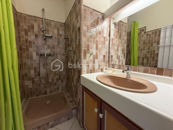 **CO- EXCLUSIVITÉ**  Villa-patio de plain-pied, 2 parking privatifs,  terrasse, patio et aperçu mer.


Dans le très prisé Domaine des Hauts de Vaugrenier, découvrez cette charmante villa-patio 3 pièces de plain-pied d’environ 70 m², située au calme, dans un environnement verdoyant et recherché.


La maison offre un séjour traversant ouvert sur deux beaux extérieurs : un patio d’environ 22 m² exposé Est et Sud, ainsi qu’une terrasse d’environ 28 m² exposée Sud et Ouest, avec vue dégagée sur la verdure, le parc et aperçu mer. Un grand store banne électrique permet de profiter agréablement de la terrasse lors des journées ensoleillées.

La cuisine ouverte, récente, aménagée et équipée, s’intègre parfaitement à la pièce de vie.

Côté nuit, vous disposez de deux chambres avec placards (12.5m² et 11.60m²), dont une chambre principale avec salle de douche attenante et accès à la terrasse. Une seconde salle de douche et un WC indépendant complètent l’ensemble.

Deux stationnements extérieurs privatifs, situés à proximité de la maison, viennent compléter ce bien.

À quelques pas, vous profiterez d’une grande piscine, de deux courts de tennis, d'un espace fitness en plein air, d’une table de ping-pong et d’un boulodrome.
Bus scolaire.

Un bien rare dans l’un des domaines les plus recherchés de Villeneuve-Loubet, idéal pour profiter d’un cadre de vie calme, sécurisé et verdoyant.
Accès directe autoroute. 


Pour ceux qui ne connaissent pas encore Les Hauts de Vaugrenier…

Les Hauts de Vaugrenier constituent l’un des domaines résidentiels privés les plus recherchés de Villeneuve-Loubet. Niché dans un vaste parc arboré de plus de 130 hectares, le domaine regroupe environ 1 500 villas et appartements, répartis dans un environnement verdoyant haut de gamme, calme et préservé.

Pensé comme un véritable lieu de vie, le domaine offre à ses résidents un cadre rare sur la Côte d’Azur : sécurité 24h/24h, espaces paysagers, 3 lacs, équipements sportifs, piscine, tennis, 2 terrains de padel, 1 restaurant, 1 pool house, différents commerces et services de proximité.

La résidence est également appréciée pour sa qualité de vie sereine et familiale. Des transports scolaires sont organisés depuis le domaine, avec des arrêts sécurisés, notamment pour les enfants scolarisés en maternelle et en primaire.

Un cadre de vie privilégié, entre nature, confort et sécurité, à seulement quelques minutes des plages, des accès routiers et des principaux pôles de la Côte d’Azur.