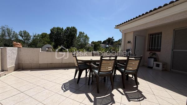**CO- EXCLUSIVITÉ**  Villa-patio de plain-pied, 2 parking privatifs,  terrasse, patio et aperçu mer.


Dans le très prisé Domaine des Hauts de Vaugrenier, découvrez cette charmante villa-patio 3 pièces de plain-pied d’environ 70 m², située au calme, dans un environnement verdoyant et recherché.


La maison offre un séjour traversant ouvert sur deux beaux extérieurs : un patio d’environ 22 m² exposé Est et Sud, ainsi qu’une terrasse d’environ 28 m² exposée Sud et Ouest, avec vue dégagée sur la verdure, le parc et aperçu mer. Un grand store banne électrique permet de profiter agréablement de la terrasse lors des journées ensoleillées.

La cuisine ouverte, récente, aménagée et équipée, s’intègre parfaitement à la pièce de vie.

Côté nuit, vous disposez de deux chambres avec placards (12.5m² et 11.60m²), dont une chambre principale avec salle de douche attenante et accès à la terrasse. Une seconde salle de douche et un WC indépendant complètent l’ensemble.

Deux stationnements extérieurs privatifs, situés à proximité de la maison, viennent compléter ce bien.

À quelques pas, vous profiterez d’une grande piscine, de deux courts de tennis, d'un espace fitness en plein air, d’une table de ping-pong et d’un boulodrome.
Bus scolaire.

Un bien rare dans l’un des domaines les plus recherchés de Villeneuve-Loubet, idéal pour profiter d’un cadre de vie calme, sécurisé et verdoyant.
Accès directe autoroute. 


Pour ceux qui ne connaissent pas encore Les Hauts de Vaugrenier…

Les Hauts de Vaugrenier constituent l’un des domaines résidentiels privés les plus recherchés de Villeneuve-Loubet. Niché dans un vaste parc arboré de plus de 130 hectares, le domaine regroupe environ 1 500 villas et appartements, répartis dans un environnement verdoyant haut de gamme, calme et préservé.

Pensé comme un véritable lieu de vie, le domaine offre à ses résidents un cadre rare sur la Côte d’Azur : sécurité 24h/24h, espaces paysagers, 3 lacs, équipements sportifs, piscine, tennis, 2 terrains de padel, 1 restaurant, 1 pool house, différents commerces et services de proximité.

La résidence est également appréciée pour sa qualité de vie sereine et familiale. Des transports scolaires sont organisés depuis le domaine, avec des arrêts sécurisés, notamment pour les enfants scolarisés en maternelle et en primaire.

Un cadre de vie privilégié, entre nature, confort et sécurité, à seulement quelques minutes des plages, des accès routiers et des principaux pôles de la Côte d’Azur.