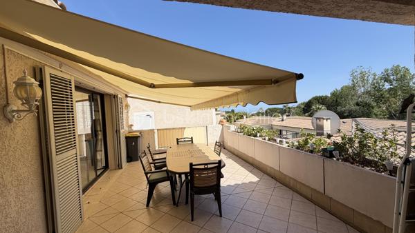 **CO- EXCLUSIVITÉ**  Villa-patio de plain-pied, 2 parking privatifs,  terrasse, patio et aperçu mer.


Dans le très prisé Domaine des Hauts de Vaugrenier, découvrez cette charmante villa-patio 3 pièces de plain-pied d’environ 70 m², située au calme, dans un environnement verdoyant et recherché.


La maison offre un séjour traversant ouvert sur deux beaux extérieurs : un patio d’environ 22 m² exposé Est et Sud, ainsi qu’une terrasse d’environ 28 m² exposée Sud et Ouest, avec vue dégagée sur la verdure, le parc et aperçu mer. Un grand store banne électrique permet de profiter agréablement de la terrasse lors des journées ensoleillées.

La cuisine ouverte, récente, aménagée et équipée, s’intègre parfaitement à la pièce de vie.

Côté nuit, vous disposez de deux chambres avec placards (12.5m² et 11.60m²), dont une chambre principale avec salle de douche attenante et accès à la terrasse. Une seconde salle de douche et un WC indépendant complètent l’ensemble.

Deux stationnements extérieurs privatifs, situés à proximité de la maison, viennent compléter ce bien.

À quelques pas, vous profiterez d’une grande piscine, de deux courts de tennis, d'un espace fitness en plein air, d’une table de ping-pong et d’un boulodrome.
Bus scolaire.

Un bien rare dans l’un des domaines les plus recherchés de Villeneuve-Loubet, idéal pour profiter d’un cadre de vie calme, sécurisé et verdoyant.
Accès directe autoroute. 


Pour ceux qui ne connaissent pas encore Les Hauts de Vaugrenier…

Les Hauts de Vaugrenier constituent l’un des domaines résidentiels privés les plus recherchés de Villeneuve-Loubet. Niché dans un vaste parc arboré de plus de 130 hectares, le domaine regroupe environ 1 500 villas et appartements, répartis dans un environnement verdoyant haut de gamme, calme et préservé.

Pensé comme un véritable lieu de vie, le domaine offre à ses résidents un cadre rare sur la Côte d’Azur : sécurité 24h/24h, espaces paysagers, 3 lacs, équipements sportifs, piscine, tennis, 2 terrains de padel, 1 restaurant, 1 pool house, différents commerces et services de proximité.

La résidence est également appréciée pour sa qualité de vie sereine et familiale. Des transports scolaires sont organisés depuis le domaine, avec des arrêts sécurisés, notamment pour les enfants scolarisés en maternelle et en primaire.

Un cadre de vie privilégié, entre nature, confort et sécurité, à seulement quelques minutes des plages, des accès routiers et des principaux pôles de la Côte d’Azur.