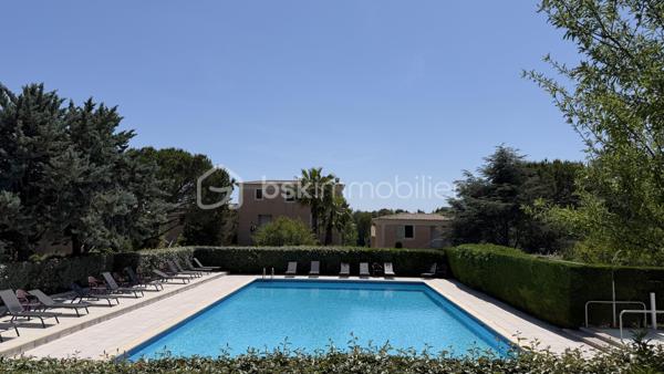 **CO- EXCLUSIVITÉ**  Villa-patio de plain-pied, 2 parking privatifs,  terrasse, patio et aperçu mer.


Dans le très prisé Domaine des Hauts de Vaugrenier, découvrez cette charmante villa-patio 3 pièces de plain-pied d’environ 70 m², située au calme, dans un environnement verdoyant et recherché.


La maison offre un séjour traversant ouvert sur deux beaux extérieurs : un patio d’environ 22 m² exposé Est et Sud, ainsi qu’une terrasse d’environ 28 m² exposée Sud et Ouest, avec vue dégagée sur la verdure, le parc et aperçu mer. Un grand store banne électrique permet de profiter agréablement de la terrasse lors des journées ensoleillées.

La cuisine ouverte, récente, aménagée et équipée, s’intègre parfaitement à la pièce de vie.

Côté nuit, vous disposez de deux chambres avec placards (12.5m² et 11.60m²), dont une chambre principale avec salle de douche attenante et accès à la terrasse. Une seconde salle de douche et un WC indépendant complètent l’ensemble.

Deux stationnements extérieurs privatifs, situés à proximité de la maison, viennent compléter ce bien.

À quelques pas, vous profiterez d’une grande piscine, de deux courts de tennis, d'un espace fitness en plein air, d’une table de ping-pong et d’un boulodrome.
Bus scolaire.

Un bien rare dans l’un des domaines les plus recherchés de Villeneuve-Loubet, idéal pour profiter d’un cadre de vie calme, sécurisé et verdoyant.
Accès directe autoroute. 


Pour ceux qui ne connaissent pas encore Les Hauts de Vaugrenier…

Les Hauts de Vaugrenier constituent l’un des domaines résidentiels privés les plus recherchés de Villeneuve-Loubet. Niché dans un vaste parc arboré de plus de 130 hectares, le domaine regroupe environ 1 500 villas et appartements, répartis dans un environnement verdoyant haut de gamme, calme et préservé.

Pensé comme un véritable lieu de vie, le domaine offre à ses résidents un cadre rare sur la Côte d’Azur : sécurité 24h/24h, espaces paysagers, 3 lacs, équipements sportifs, piscine, tennis, 2 terrains de padel, 1 restaurant, 1 pool house, différents commerces et services de proximité.

La résidence est également appréciée pour sa qualité de vie sereine et familiale. Des transports scolaires sont organisés depuis le domaine, avec des arrêts sécurisés, notamment pour les enfants scolarisés en maternelle et en primaire.

Un cadre de vie privilégié, entre nature, confort et sécurité, à seulement quelques minutes des plages, des accès routiers et des principaux pôles de la Côte d’Azur.
