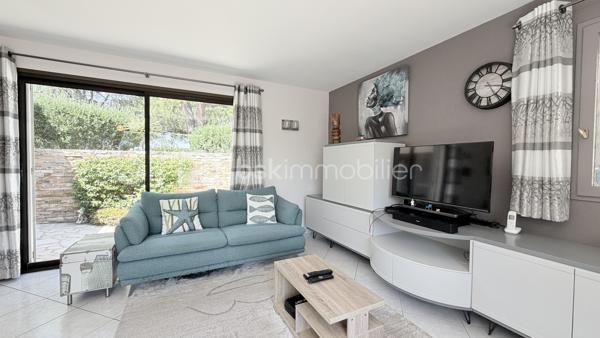**CO- EXCLUSIVITÉ**  Villa-patio de plain-pied, 2 parking privatifs,  terrasse, patio et aperçu mer.


Dans le très prisé Domaine des Hauts de Vaugrenier, découvrez cette charmante villa-patio 3 pièces de plain-pied d’environ 70 m², située au calme, dans un environnement verdoyant et recherché.


La maison offre un séjour traversant ouvert sur deux beaux extérieurs : un patio d’environ 22 m² exposé Est et Sud, ainsi qu’une terrasse d’environ 28 m² exposée Sud et Ouest, avec vue dégagée sur la verdure, le parc et aperçu mer. Un grand store banne électrique permet de profiter agréablement de la terrasse lors des journées ensoleillées.

La cuisine ouverte, récente, aménagée et équipée, s’intègre parfaitement à la pièce de vie.

Côté nuit, vous disposez de deux chambres avec placards (12.5m² et 11.60m²), dont une chambre principale avec salle de douche attenante et accès à la terrasse. Une seconde salle de douche et un WC indépendant complètent l’ensemble.

Deux stationnements extérieurs privatifs, situés à proximité de la maison, viennent compléter ce bien.

À quelques pas, vous profiterez d’une grande piscine, de deux courts de tennis, d'un espace fitness en plein air, d’une table de ping-pong et d’un boulodrome.
Bus scolaire.

Un bien rare dans l’un des domaines les plus recherchés de Villeneuve-Loubet, idéal pour profiter d’un cadre de vie calme, sécurisé et verdoyant.
Accès directe autoroute. 


Pour ceux qui ne connaissent pas encore Les Hauts de Vaugrenier…

Les Hauts de Vaugrenier constituent l’un des domaines résidentiels privés les plus recherchés de Villeneuve-Loubet. Niché dans un vaste parc arboré de plus de 130 hectares, le domaine regroupe environ 1 500 villas et appartements, répartis dans un environnement verdoyant haut de gamme, calme et préservé.

Pensé comme un véritable lieu de vie, le domaine offre à ses résidents un cadre rare sur la Côte d’Azur : sécurité 24h/24h, espaces paysagers, 3 lacs, équipements sportifs, piscine, tennis, 2 terrains de padel, 1 restaurant, 1 pool house, différents commerces et services de proximité.

La résidence est également appréciée pour sa qualité de vie sereine et familiale. Des transports scolaires sont organisés depuis le domaine, avec des arrêts sécurisés, notamment pour les enfants scolarisés en maternelle et en primaire.

Un cadre de vie privilégié, entre nature, confort et sécurité, à seulement quelques minutes des plages, des accès routiers et des principaux pôles de la Côte d’Azur.