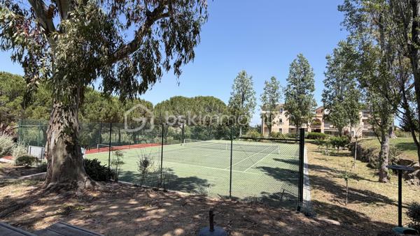 **CO- EXCLUSIVITÉ**  Villa-patio de plain-pied, 2 parking privatifs,  terrasse, patio et aperçu mer.


Dans le très prisé Domaine des Hauts de Vaugrenier, découvrez cette charmante villa-patio 3 pièces de plain-pied d’environ 70 m², située au calme, dans un environnement verdoyant et recherché.


La maison offre un séjour traversant ouvert sur deux beaux extérieurs : un patio d’environ 22 m² exposé Est et Sud, ainsi qu’une terrasse d’environ 28 m² exposée Sud et Ouest, avec vue dégagée sur la verdure, le parc et aperçu mer. Un grand store banne électrique permet de profiter agréablement de la terrasse lors des journées ensoleillées.

La cuisine ouverte, récente, aménagée et équipée, s’intègre parfaitement à la pièce de vie.

Côté nuit, vous disposez de deux chambres avec placards (12.5m² et 11.60m²), dont une chambre principale avec salle de douche attenante et accès à la terrasse. Une seconde salle de douche et un WC indépendant complètent l’ensemble.

Deux stationnements extérieurs privatifs, situés à proximité de la maison, viennent compléter ce bien.

À quelques pas, vous profiterez d’une grande piscine, de deux courts de tennis, d'un espace fitness en plein air, d’une table de ping-pong et d’un boulodrome.
Bus scolaire.

Un bien rare dans l’un des domaines les plus recherchés de Villeneuve-Loubet, idéal pour profiter d’un cadre de vie calme, sécurisé et verdoyant.
Accès directe autoroute. 


Pour ceux qui ne connaissent pas encore Les Hauts de Vaugrenier…

Les Hauts de Vaugrenier constituent l’un des domaines résidentiels privés les plus recherchés de Villeneuve-Loubet. Niché dans un vaste parc arboré de plus de 130 hectares, le domaine regroupe environ 1 500 villas et appartements, répartis dans un environnement verdoyant haut de gamme, calme et préservé.

Pensé comme un véritable lieu de vie, le domaine offre à ses résidents un cadre rare sur la Côte d’Azur : sécurité 24h/24h, espaces paysagers, 3 lacs, équipements sportifs, piscine, tennis, 2 terrains de padel, 1 restaurant, 1 pool house, différents commerces et services de proximité.

La résidence est également appréciée pour sa qualité de vie sereine et familiale. Des transports scolaires sont organisés depuis le domaine, avec des arrêts sécurisés, notamment pour les enfants scolarisés en maternelle et en primaire.

Un cadre de vie privilégié, entre nature, confort et sécurité, à seulement quelques minutes des plages, des accès routiers et des principaux pôles de la Côte d’Azur.