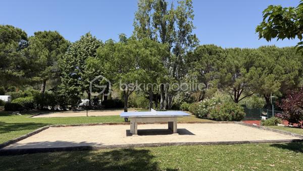 **CO- EXCLUSIVITÉ**  Villa-patio de plain-pied, 2 parking privatifs,  terrasse, patio et aperçu mer.


Dans le très prisé Domaine des Hauts de Vaugrenier, découvrez cette charmante villa-patio 3 pièces de plain-pied d’environ 70 m², située au calme, dans un environnement verdoyant et recherché.


La maison offre un séjour traversant ouvert sur deux beaux extérieurs : un patio d’environ 22 m² exposé Est et Sud, ainsi qu’une terrasse d’environ 28 m² exposée Sud et Ouest, avec vue dégagée sur la verdure, le parc et aperçu mer. Un grand store banne électrique permet de profiter agréablement de la terrasse lors des journées ensoleillées.

La cuisine ouverte, récente, aménagée et équipée, s’intègre parfaitement à la pièce de vie.

Côté nuit, vous disposez de deux chambres avec placards (12.5m² et 11.60m²), dont une chambre principale avec salle de douche attenante et accès à la terrasse. Une seconde salle de douche et un WC indépendant complètent l’ensemble.

Deux stationnements extérieurs privatifs, situés à proximité de la maison, viennent compléter ce bien.

À quelques pas, vous profiterez d’une grande piscine, de deux courts de tennis, d'un espace fitness en plein air, d’une table de ping-pong et d’un boulodrome.
Bus scolaire.

Un bien rare dans l’un des domaines les plus recherchés de Villeneuve-Loubet, idéal pour profiter d’un cadre de vie calme, sécurisé et verdoyant.
Accès directe autoroute. 


Pour ceux qui ne connaissent pas encore Les Hauts de Vaugrenier…

Les Hauts de Vaugrenier constituent l’un des domaines résidentiels privés les plus recherchés de Villeneuve-Loubet. Niché dans un vaste parc arboré de plus de 130 hectares, le domaine regroupe environ 1 500 villas et appartements, répartis dans un environnement verdoyant haut de gamme, calme et préservé.

Pensé comme un véritable lieu de vie, le domaine offre à ses résidents un cadre rare sur la Côte d’Azur : sécurité 24h/24h, espaces paysagers, 3 lacs, équipements sportifs, piscine, tennis, 2 terrains de padel, 1 restaurant, 1 pool house, différents commerces et services de proximité.

La résidence est également appréciée pour sa qualité de vie sereine et familiale. Des transports scolaires sont organisés depuis le domaine, avec des arrêts sécurisés, notamment pour les enfants scolarisés en maternelle et en primaire.

Un cadre de vie privilégié, entre nature, confort et sécurité, à seulement quelques minutes des plages, des accès routiers et des principaux pôles de la Côte d’Azur.