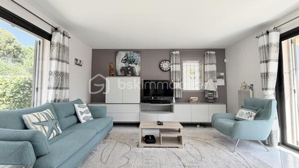 **CO- EXCLUSIVITÉ**  Villa-patio de plain-pied, 2 parking privatifs,  terrasse, patio et aperçu mer.


Dans le très prisé Domaine des Hauts de Vaugrenier, découvrez cette charmante villa-patio 3 pièces de plain-pied d’environ 70 m², située au calme, dans un environnement verdoyant et recherché.


La maison offre un séjour traversant ouvert sur deux beaux extérieurs : un patio d’environ 22 m² exposé Est et Sud, ainsi qu’une terrasse d’environ 28 m² exposée Sud et Ouest, avec vue dégagée sur la verdure, le parc et aperçu mer. Un grand store banne électrique permet de profiter agréablement de la terrasse lors des journées ensoleillées.

La cuisine ouverte, récente, aménagée et équipée, s’intègre parfaitement à la pièce de vie.

Côté nuit, vous disposez de deux chambres avec placards (12.5m² et 11.60m²), dont une chambre principale avec salle de douche attenante et accès à la terrasse. Une seconde salle de douche et un WC indépendant complètent l’ensemble.

Deux stationnements extérieurs privatifs, situés à proximité de la maison, viennent compléter ce bien.

À quelques pas, vous profiterez d’une grande piscine, de deux courts de tennis, d'un espace fitness en plein air, d’une table de ping-pong et d’un boulodrome.
Bus scolaire.

Un bien rare dans l’un des domaines les plus recherchés de Villeneuve-Loubet, idéal pour profiter d’un cadre de vie calme, sécurisé et verdoyant.
Accès directe autoroute. 


Pour ceux qui ne connaissent pas encore Les Hauts de Vaugrenier…

Les Hauts de Vaugrenier constituent l’un des domaines résidentiels privés les plus recherchés de Villeneuve-Loubet. Niché dans un vaste parc arboré de plus de 130 hectares, le domaine regroupe environ 1 500 villas et appartements, répartis dans un environnement verdoyant haut de gamme, calme et préservé.

Pensé comme un véritable lieu de vie, le domaine offre à ses résidents un cadre rare sur la Côte d’Azur : sécurité 24h/24h, espaces paysagers, 3 lacs, équipements sportifs, piscine, tennis, 2 terrains de padel, 1 restaurant, 1 pool house, différents commerces et services de proximité.

La résidence est également appréciée pour sa qualité de vie sereine et familiale. Des transports scolaires sont organisés depuis le domaine, avec des arrêts sécurisés, notamment pour les enfants scolarisés en maternelle et en primaire.

Un cadre de vie privilégié, entre nature, confort et sécurité, à seulement quelques minutes des plages, des accès routiers et des principaux pôles de la Côte d’Azur.