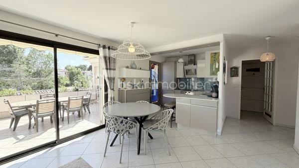 **CO- EXCLUSIVITÉ**  Villa-patio de plain-pied, 2 parking privatifs,  terrasse, patio et aperçu mer.


Dans le très prisé Domaine des Hauts de Vaugrenier, découvrez cette charmante villa-patio 3 pièces de plain-pied d’environ 70 m², située au calme, dans un environnement verdoyant et recherché.


La maison offre un séjour traversant ouvert sur deux beaux extérieurs : un patio d’environ 22 m² exposé Est et Sud, ainsi qu’une terrasse d’environ 28 m² exposée Sud et Ouest, avec vue dégagée sur la verdure, le parc et aperçu mer. Un grand store banne électrique permet de profiter agréablement de la terrasse lors des journées ensoleillées.

La cuisine ouverte, récente, aménagée et équipée, s’intègre parfaitement à la pièce de vie.

Côté nuit, vous disposez de deux chambres avec placards (12.5m² et 11.60m²), dont une chambre principale avec salle de douche attenante et accès à la terrasse. Une seconde salle de douche et un WC indépendant complètent l’ensemble.

Deux stationnements extérieurs privatifs, situés à proximité de la maison, viennent compléter ce bien.

À quelques pas, vous profiterez d’une grande piscine, de deux courts de tennis, d'un espace fitness en plein air, d’une table de ping-pong et d’un boulodrome.
Bus scolaire.

Un bien rare dans l’un des domaines les plus recherchés de Villeneuve-Loubet, idéal pour profiter d’un cadre de vie calme, sécurisé et verdoyant.
Accès directe autoroute. 


Pour ceux qui ne connaissent pas encore Les Hauts de Vaugrenier…

Les Hauts de Vaugrenier constituent l’un des domaines résidentiels privés les plus recherchés de Villeneuve-Loubet. Niché dans un vaste parc arboré de plus de 130 hectares, le domaine regroupe environ 1 500 villas et appartements, répartis dans un environnement verdoyant haut de gamme, calme et préservé.

Pensé comme un véritable lieu de vie, le domaine offre à ses résidents un cadre rare sur la Côte d’Azur : sécurité 24h/24h, espaces paysagers, 3 lacs, équipements sportifs, piscine, tennis, 2 terrains de padel, 1 restaurant, 1 pool house, différents commerces et services de proximité.

La résidence est également appréciée pour sa qualité de vie sereine et familiale. Des transports scolaires sont organisés depuis le domaine, avec des arrêts sécurisés, notamment pour les enfants scolarisés en maternelle et en primaire.

Un cadre de vie privilégié, entre nature, confort et sécurité, à seulement quelques minutes des plages, des accès routiers et des principaux pôles de la Côte d’Azur.