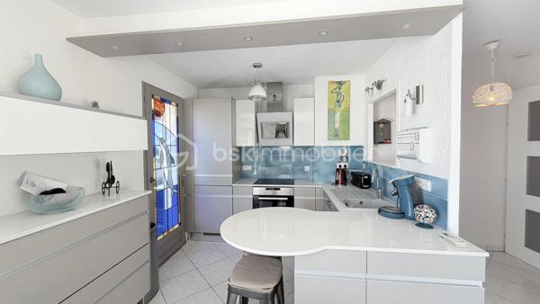**CO- EXCLUSIVITÉ**  Villa-patio de plain-pied, 2 parking privatifs,  terrasse, patio et aperçu mer.


Dans le très prisé Domaine des Hauts de Vaugrenier, découvrez cette charmante villa-patio 3 pièces de plain-pied d’environ 70 m², située au calme, dans un environnement verdoyant et recherché.


La maison offre un séjour traversant ouvert sur deux beaux extérieurs : un patio d’environ 22 m² exposé Est et Sud, ainsi qu’une terrasse d’environ 28 m² exposée Sud et Ouest, avec vue dégagée sur la verdure, le parc et aperçu mer. Un grand store banne électrique permet de profiter agréablement de la terrasse lors des journées ensoleillées.

La cuisine ouverte, récente, aménagée et équipée, s’intègre parfaitement à la pièce de vie.

Côté nuit, vous disposez de deux chambres avec placards (12.5m² et 11.60m²), dont une chambre principale avec salle de douche attenante et accès à la terrasse. Une seconde salle de douche et un WC indépendant complètent l’ensemble.

Deux stationnements extérieurs privatifs, situés à proximité de la maison, viennent compléter ce bien.

À quelques pas, vous profiterez d’une grande piscine, de deux courts de tennis, d'un espace fitness en plein air, d’une table de ping-pong et d’un boulodrome.
Bus scolaire.

Un bien rare dans l’un des domaines les plus recherchés de Villeneuve-Loubet, idéal pour profiter d’un cadre de vie calme, sécurisé et verdoyant.
Accès directe autoroute. 


Pour ceux qui ne connaissent pas encore Les Hauts de Vaugrenier…

Les Hauts de Vaugrenier constituent l’un des domaines résidentiels privés les plus recherchés de Villeneuve-Loubet. Niché dans un vaste parc arboré de plus de 130 hectares, le domaine regroupe environ 1 500 villas et appartements, répartis dans un environnement verdoyant haut de gamme, calme et préservé.

Pensé comme un véritable lieu de vie, le domaine offre à ses résidents un cadre rare sur la Côte d’Azur : sécurité 24h/24h, espaces paysagers, 3 lacs, équipements sportifs, piscine, tennis, 2 terrains de padel, 1 restaurant, 1 pool house, différents commerces et services de proximité.

La résidence est également appréciée pour sa qualité de vie sereine et familiale. Des transports scolaires sont organisés depuis le domaine, avec des arrêts sécurisés, notamment pour les enfants scolarisés en maternelle et en primaire.

Un cadre de vie privilégié, entre nature, confort et sécurité, à seulement quelques minutes des plages, des accès routiers et des principaux pôles de la Côte d’Azur.