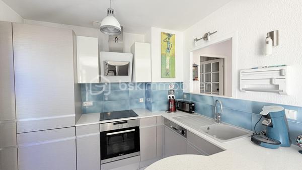 **CO- EXCLUSIVITÉ**  Villa-patio de plain-pied, 2 parking privatifs,  terrasse, patio et aperçu mer.


Dans le très prisé Domaine des Hauts de Vaugrenier, découvrez cette charmante villa-patio 3 pièces de plain-pied d’environ 70 m², située au calme, dans un environnement verdoyant et recherché.


La maison offre un séjour traversant ouvert sur deux beaux extérieurs : un patio d’environ 22 m² exposé Est et Sud, ainsi qu’une terrasse d’environ 28 m² exposée Sud et Ouest, avec vue dégagée sur la verdure, le parc et aperçu mer. Un grand store banne électrique permet de profiter agréablement de la terrasse lors des journées ensoleillées.

La cuisine ouverte, récente, aménagée et équipée, s’intègre parfaitement à la pièce de vie.

Côté nuit, vous disposez de deux chambres avec placards (12.5m² et 11.60m²), dont une chambre principale avec salle de douche attenante et accès à la terrasse. Une seconde salle de douche et un WC indépendant complètent l’ensemble.

Deux stationnements extérieurs privatifs, situés à proximité de la maison, viennent compléter ce bien.

À quelques pas, vous profiterez d’une grande piscine, de deux courts de tennis, d'un espace fitness en plein air, d’une table de ping-pong et d’un boulodrome.
Bus scolaire.

Un bien rare dans l’un des domaines les plus recherchés de Villeneuve-Loubet, idéal pour profiter d’un cadre de vie calme, sécurisé et verdoyant.
Accès directe autoroute. 


Pour ceux qui ne connaissent pas encore Les Hauts de Vaugrenier…

Les Hauts de Vaugrenier constituent l’un des domaines résidentiels privés les plus recherchés de Villeneuve-Loubet. Niché dans un vaste parc arboré de plus de 130 hectares, le domaine regroupe environ 1 500 villas et appartements, répartis dans un environnement verdoyant haut de gamme, calme et préservé.

Pensé comme un véritable lieu de vie, le domaine offre à ses résidents un cadre rare sur la Côte d’Azur : sécurité 24h/24h, espaces paysagers, 3 lacs, équipements sportifs, piscine, tennis, 2 terrains de padel, 1 restaurant, 1 pool house, différents commerces et services de proximité.

La résidence est également appréciée pour sa qualité de vie sereine et familiale. Des transports scolaires sont organisés depuis le domaine, avec des arrêts sécurisés, notamment pour les enfants scolarisés en maternelle et en primaire.

Un cadre de vie privilégié, entre nature, confort et sécurité, à seulement quelques minutes des plages, des accès routiers et des principaux pôles de la Côte d’Azur.
