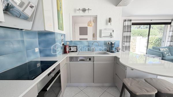 **CO- EXCLUSIVITÉ**  Villa-patio de plain-pied, 2 parking privatifs,  terrasse, patio et aperçu mer.


Dans le très prisé Domaine des Hauts de Vaugrenier, découvrez cette charmante villa-patio 3 pièces de plain-pied d’environ 70 m², située au calme, dans un environnement verdoyant et recherché.


La maison offre un séjour traversant ouvert sur deux beaux extérieurs : un patio d’environ 22 m² exposé Est et Sud, ainsi qu’une terrasse d’environ 28 m² exposée Sud et Ouest, avec vue dégagée sur la verdure, le parc et aperçu mer. Un grand store banne électrique permet de profiter agréablement de la terrasse lors des journées ensoleillées.

La cuisine ouverte, récente, aménagée et équipée, s’intègre parfaitement à la pièce de vie.

Côté nuit, vous disposez de deux chambres avec placards (12.5m² et 11.60m²), dont une chambre principale avec salle de douche attenante et accès à la terrasse. Une seconde salle de douche et un WC indépendant complètent l’ensemble.

Deux stationnements extérieurs privatifs, situés à proximité de la maison, viennent compléter ce bien.

À quelques pas, vous profiterez d’une grande piscine, de deux courts de tennis, d'un espace fitness en plein air, d’une table de ping-pong et d’un boulodrome.
Bus scolaire.

Un bien rare dans l’un des domaines les plus recherchés de Villeneuve-Loubet, idéal pour profiter d’un cadre de vie calme, sécurisé et verdoyant.
Accès directe autoroute. 


Pour ceux qui ne connaissent pas encore Les Hauts de Vaugrenier…

Les Hauts de Vaugrenier constituent l’un des domaines résidentiels privés les plus recherchés de Villeneuve-Loubet. Niché dans un vaste parc arboré de plus de 130 hectares, le domaine regroupe environ 1 500 villas et appartements, répartis dans un environnement verdoyant haut de gamme, calme et préservé.

Pensé comme un véritable lieu de vie, le domaine offre à ses résidents un cadre rare sur la Côte d’Azur : sécurité 24h/24h, espaces paysagers, 3 lacs, équipements sportifs, piscine, tennis, 2 terrains de padel, 1 restaurant, 1 pool house, différents commerces et services de proximité.

La résidence est également appréciée pour sa qualité de vie sereine et familiale. Des transports scolaires sont organisés depuis le domaine, avec des arrêts sécurisés, notamment pour les enfants scolarisés en maternelle et en primaire.

Un cadre de vie privilégié, entre nature, confort et sécurité, à seulement quelques minutes des plages, des accès routiers et des principaux pôles de la Côte d’Azur.