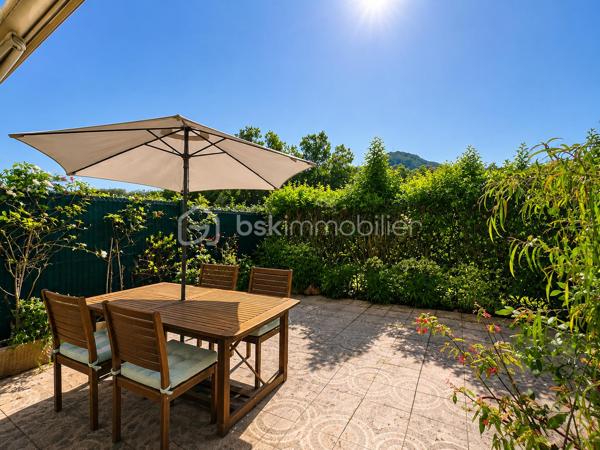 À Mandelieu-La-Napoule, dans une résidence sécurisée prisée avec piscine, découvrez ce charmant appartement 2 pièces de 38 m² , prolongé par une spacieuse loggia fermée de 11 m², portant la surface de vie à près de 49 m² habitable.

Idéalement situé à proximité des plages, du port, des commerces et des restaurants, ce bien bénéficie d'un environnement calme et recherché.
Vous serez séduit par son séjour lumineux ouvrant sur la loggia, véritable pièce de vie supplémentaire, ainsi que par sa magnifique terrasse privative de 36 m² offrant un espace extérieur rare sur le secteur. Depuis l'appartement, profitez d'une agréable vue dégagée sur le Mont San Peyre, dans un cadre verdoyant et paisible.

Les atouts du bien :
✔ Résidence sécurisée avec piscine
✔ Appartement 2 pièces de 38 m²
✔ Loggia fermée de 11 m²
✔ Terrasse de 36 m²
✔ Vue dégagée sur le Mont San Peyre
✔ Parking privatif
✔ Proche plages, port et commerces
✔ Calme absolu
✔ Faibles charges de copropriété : 154 €/mois, comprenant l'eau froide, piscine ,entretient copropriété 
✔ Résidence recherchée à La Napoule

Ce bien est idéal pour une résidence principale, une résidence secondaire sur la Côte d'Azur ou un investissement locatif.

📞 Contactez-moi au 06.69.66.17.19 dès maintenant pour organiser une visite et découvrir ce bien rare à Mandelieu La Napoule.
