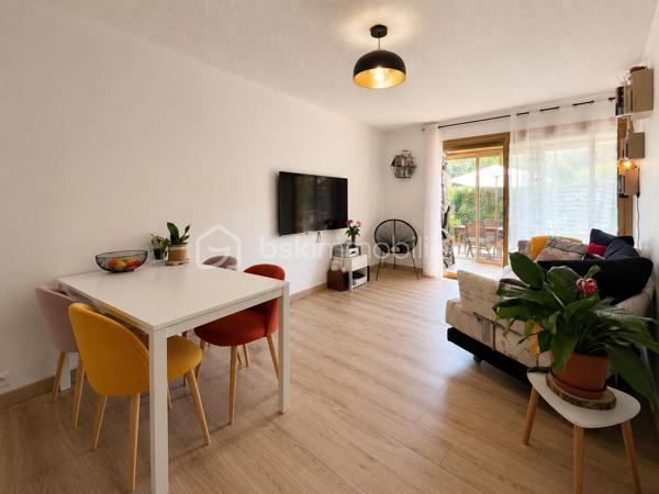 À Mandelieu-La-Napoule, dans une résidence sécurisée prisée avec piscine, découvrez ce charmant appartement 2 pièces de 38 m² , prolongé par une spacieuse loggia fermée de 11 m², portant la surface de vie à près de 49 m² habitable.

Idéalement situé à proximité des plages, du port, des commerces et des restaurants, ce bien bénéficie d'un environnement calme et recherché.
Vous serez séduit par son séjour lumineux ouvrant sur la loggia, véritable pièce de vie supplémentaire, ainsi que par sa magnifique terrasse privative de 36 m² offrant un espace extérieur rare sur le secteur. Depuis l'appartement, profitez d'une agréable vue dégagée sur le Mont San Peyre, dans un cadre verdoyant et paisible.

Les atouts du bien :
✔ Résidence sécurisée avec piscine
✔ Appartement 2 pièces de 38 m²
✔ Loggia fermée de 11 m²
✔ Terrasse de 36 m²
✔ Vue dégagée sur le Mont San Peyre
✔ Parking privatif
✔ Proche plages, port et commerces
✔ Calme absolu
✔ Faibles charges de copropriété : 154 €/mois, comprenant l'eau froide, piscine ,entretient copropriété 
✔ Résidence recherchée à La Napoule

Ce bien est idéal pour une résidence principale, une résidence secondaire sur la Côte d'Azur ou un investissement locatif.

📞 Contactez-moi au 06.69.66.17.19 dès maintenant pour organiser une visite et découvrir ce bien rare à Mandelieu La Napoule.
